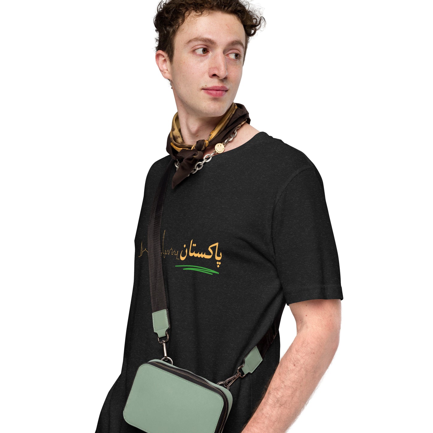 Pakistan- (Urdu) Unisex t-shirt